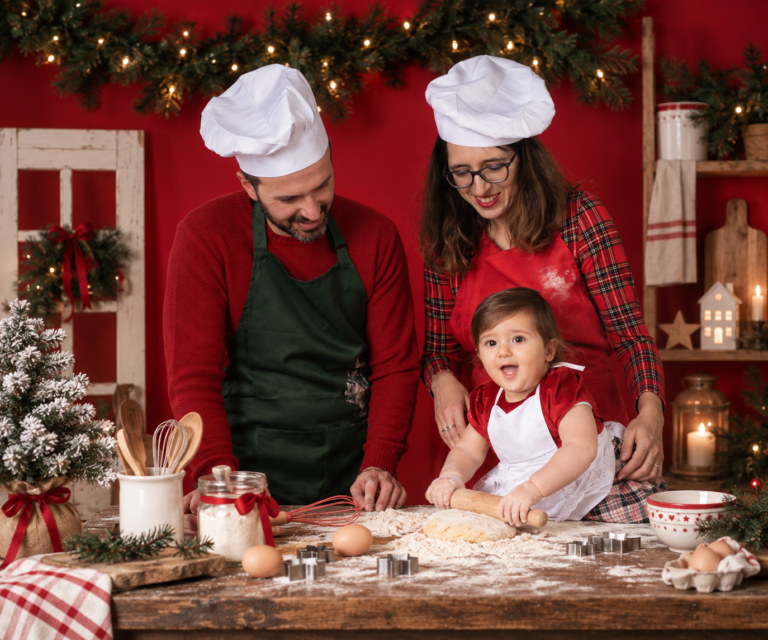 Bambina con mamma e papà durante il laboratorio fotografico Merry Cookies di Natale a Bergamo